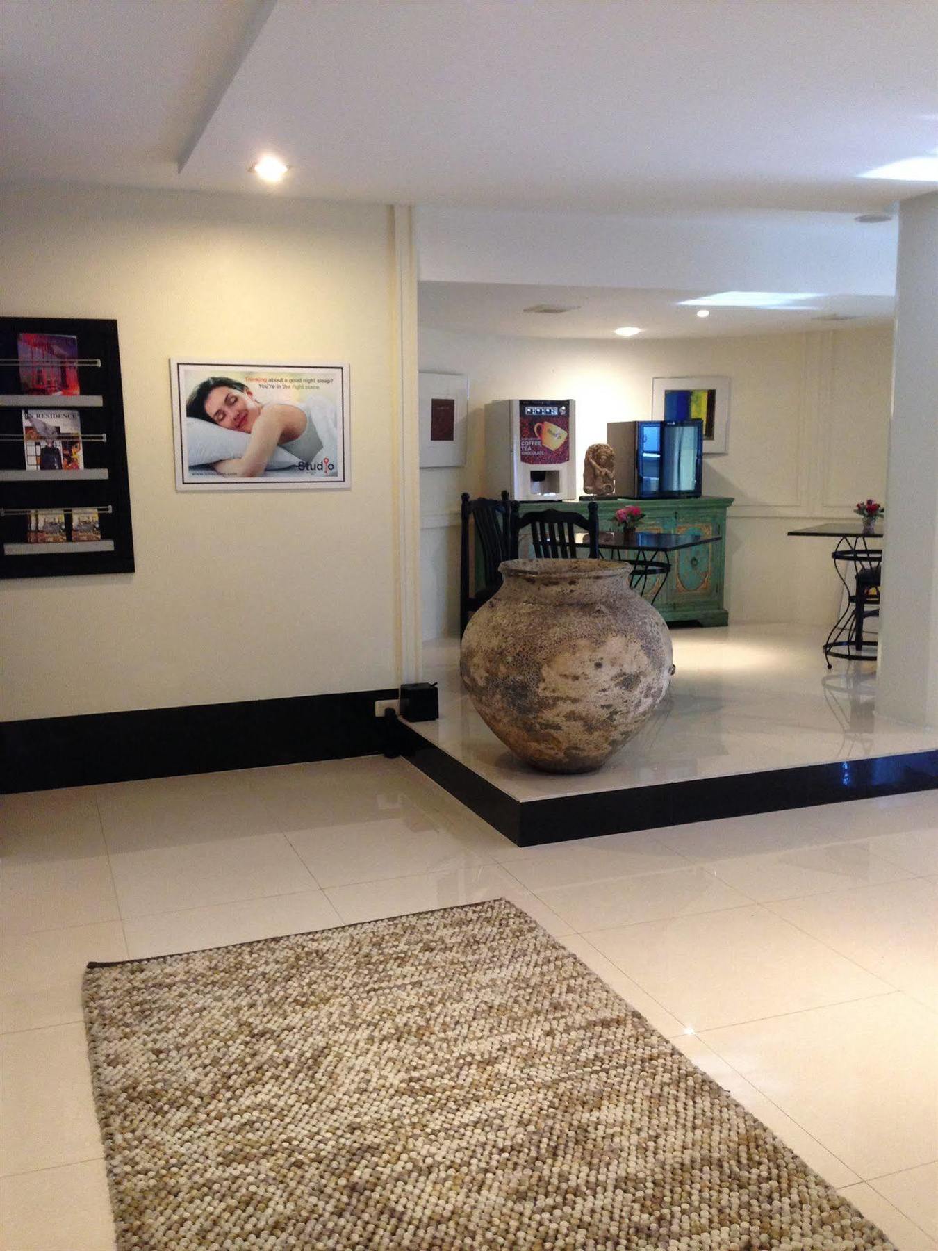 Studio Sukhumvit 18 By Icheck Inn 曼谷 外观 照片